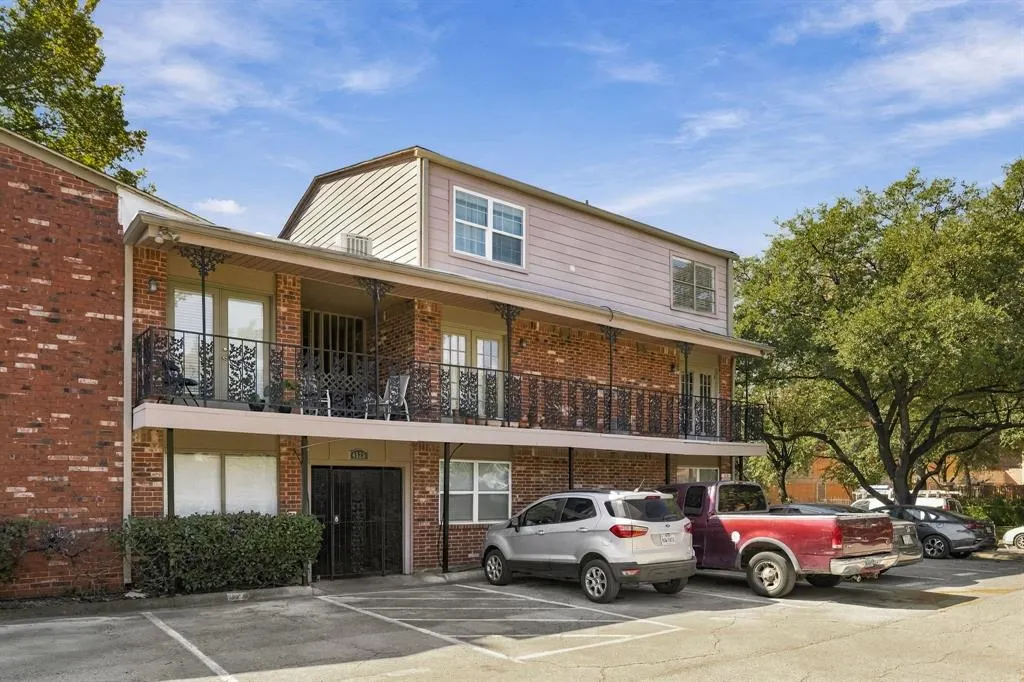 4525 Gilbert Avenue #208