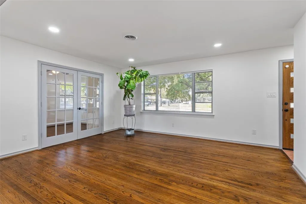 6404 E Lovers Lane