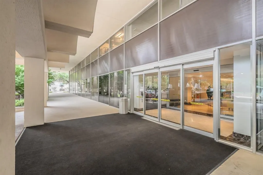 6211 W Northwest Highway #2801