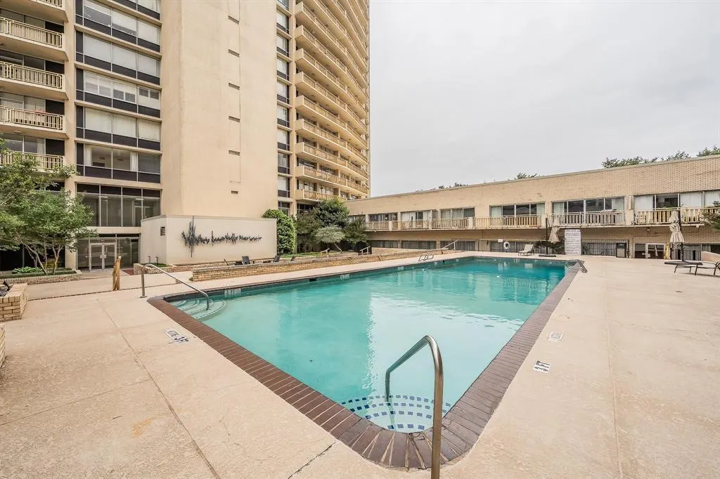 6211 W Northwest Highway #2801