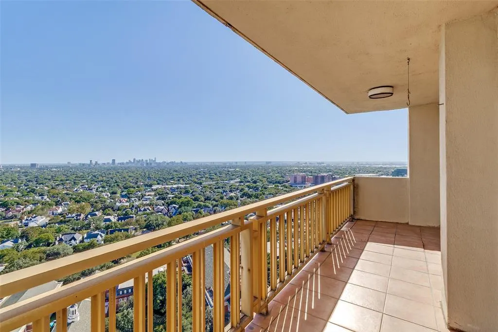 6211 W Northwest Highway #2801