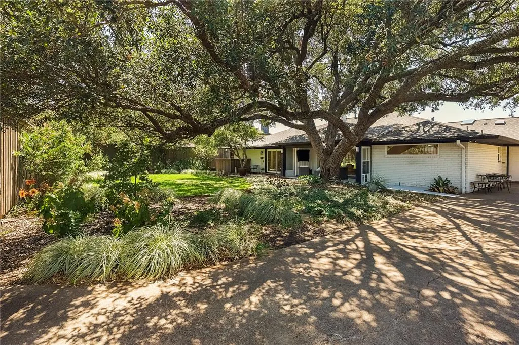 7117 Mimosa Lane