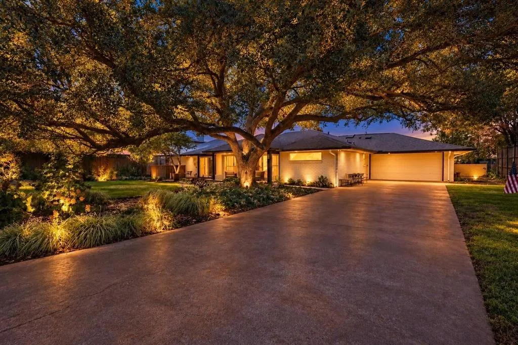 7117 Mimosa Lane