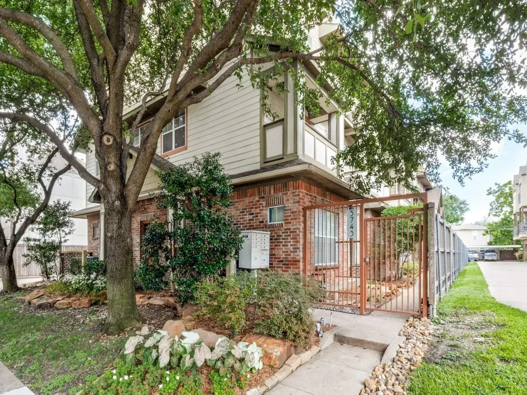 5743 Prospect Avenue #102