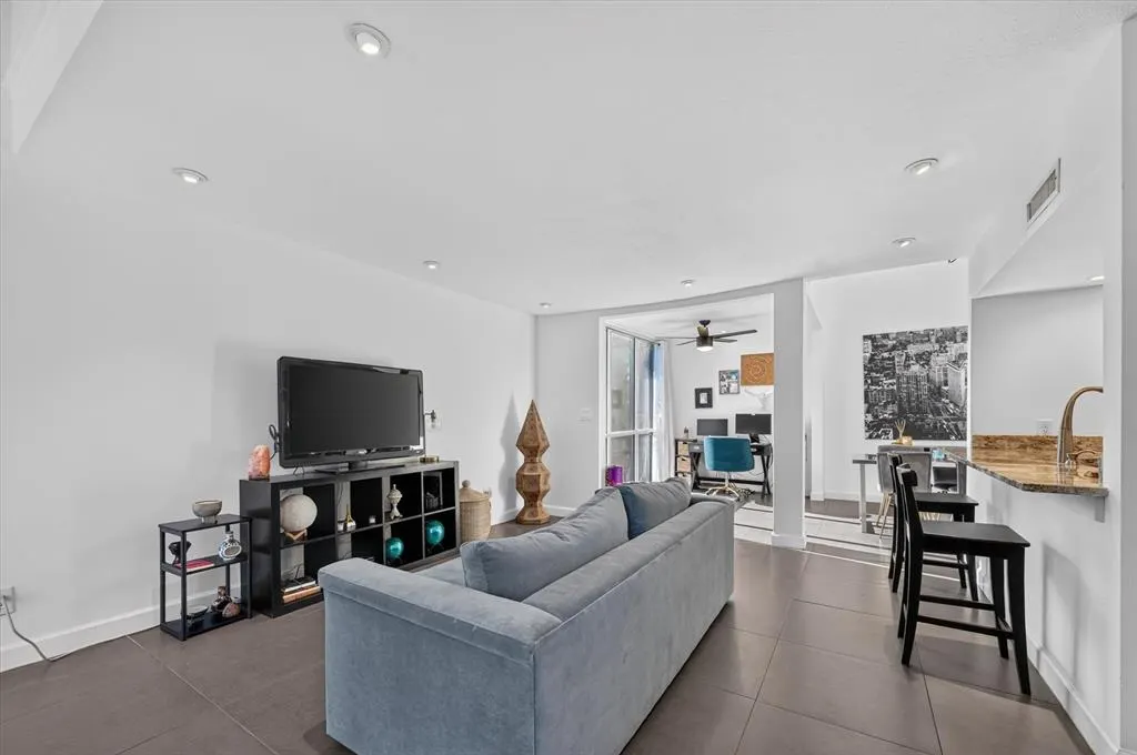 4003 Gilbert Avenue #7