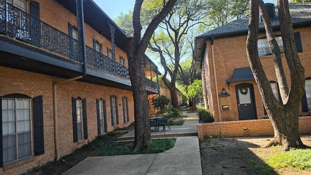 6023 E University Boulevard #204