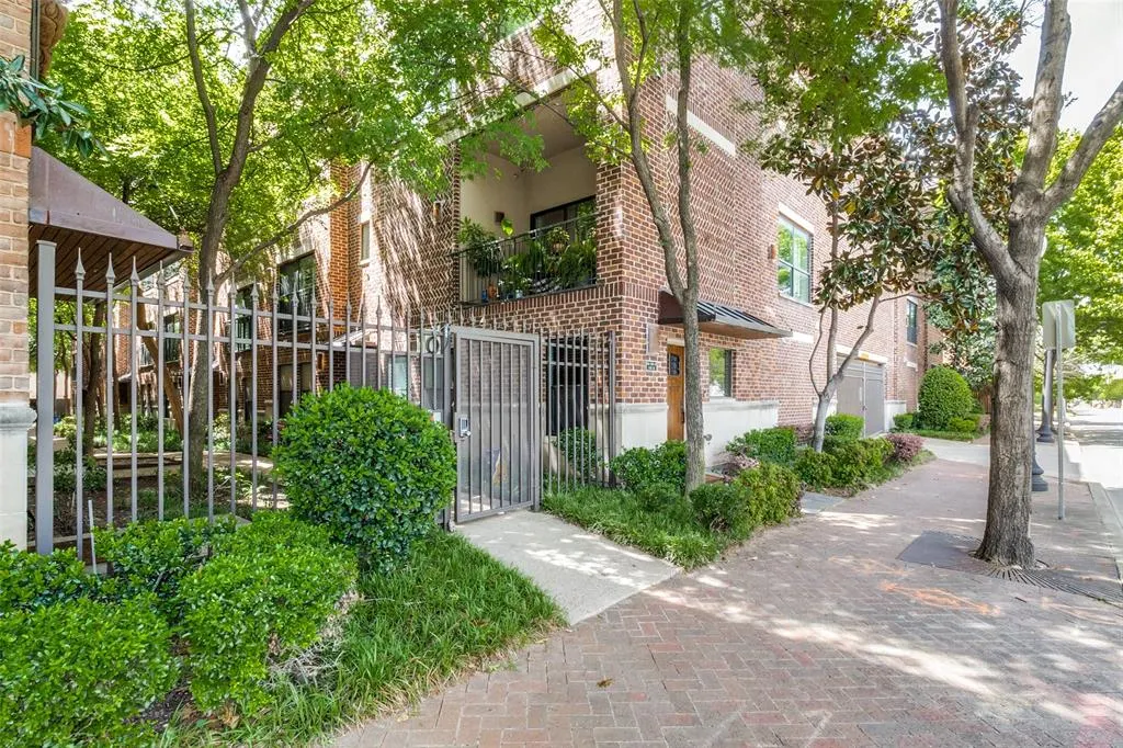 2411 N Hall Street #31