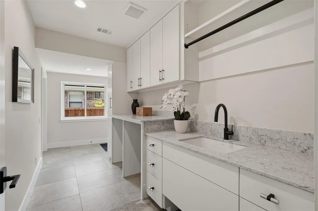 9007 Leaside Drive