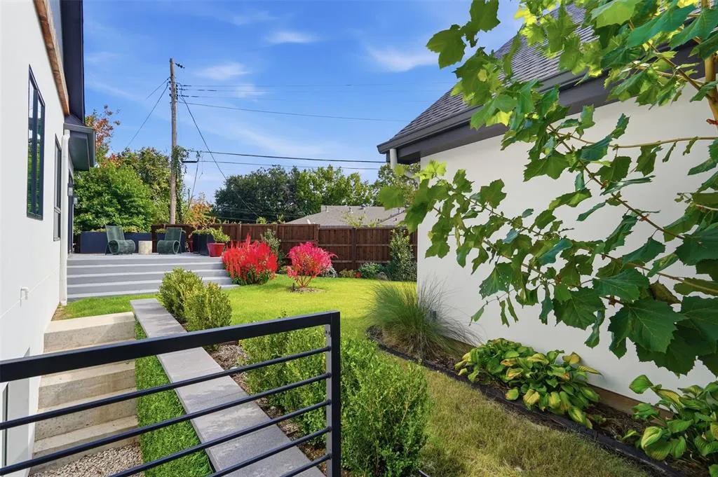 9007 Leaside Drive