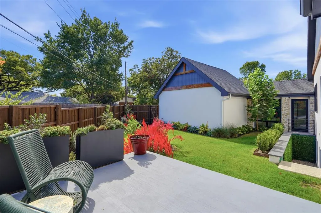 9007 Leaside Drive