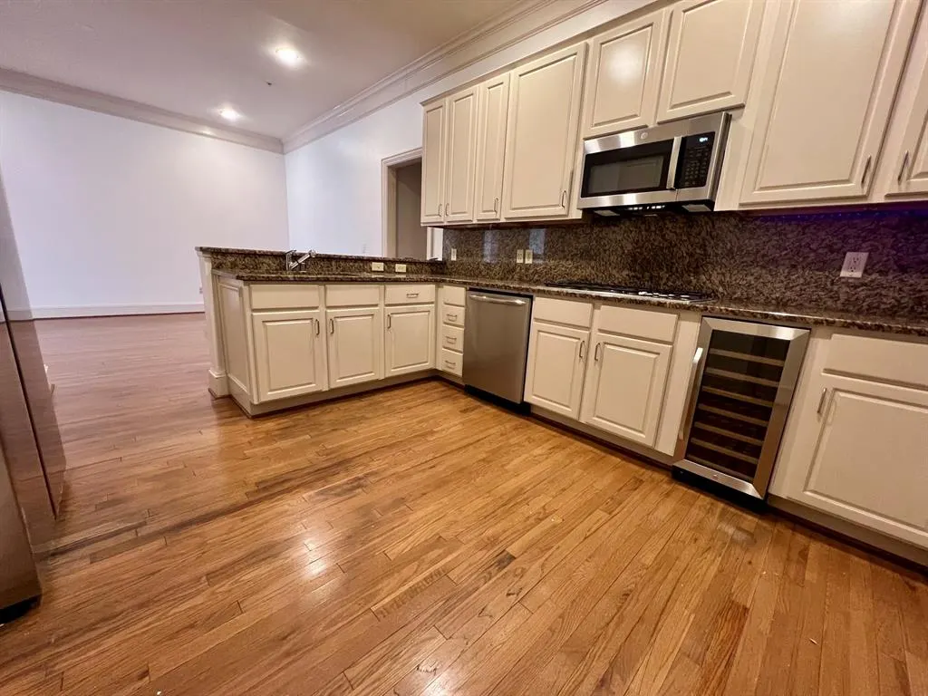 2885 Woodside Street #203