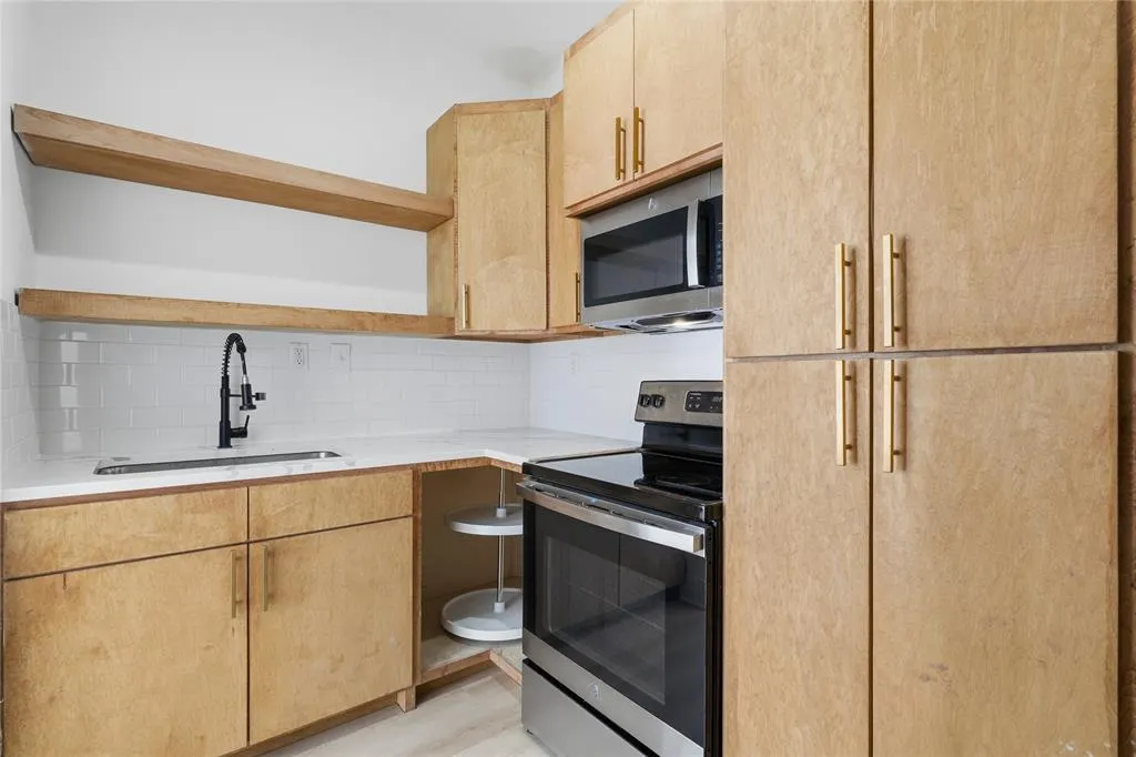 506 N Lancaster Avenue #504A
