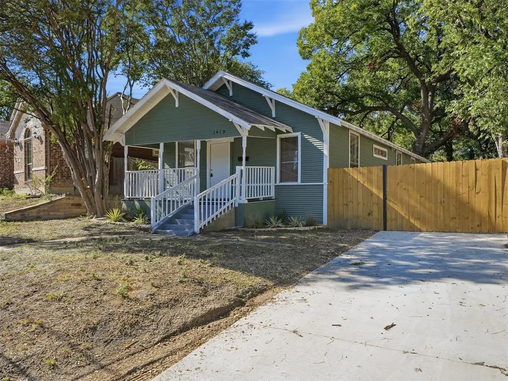 1419 E Waco Avenue
