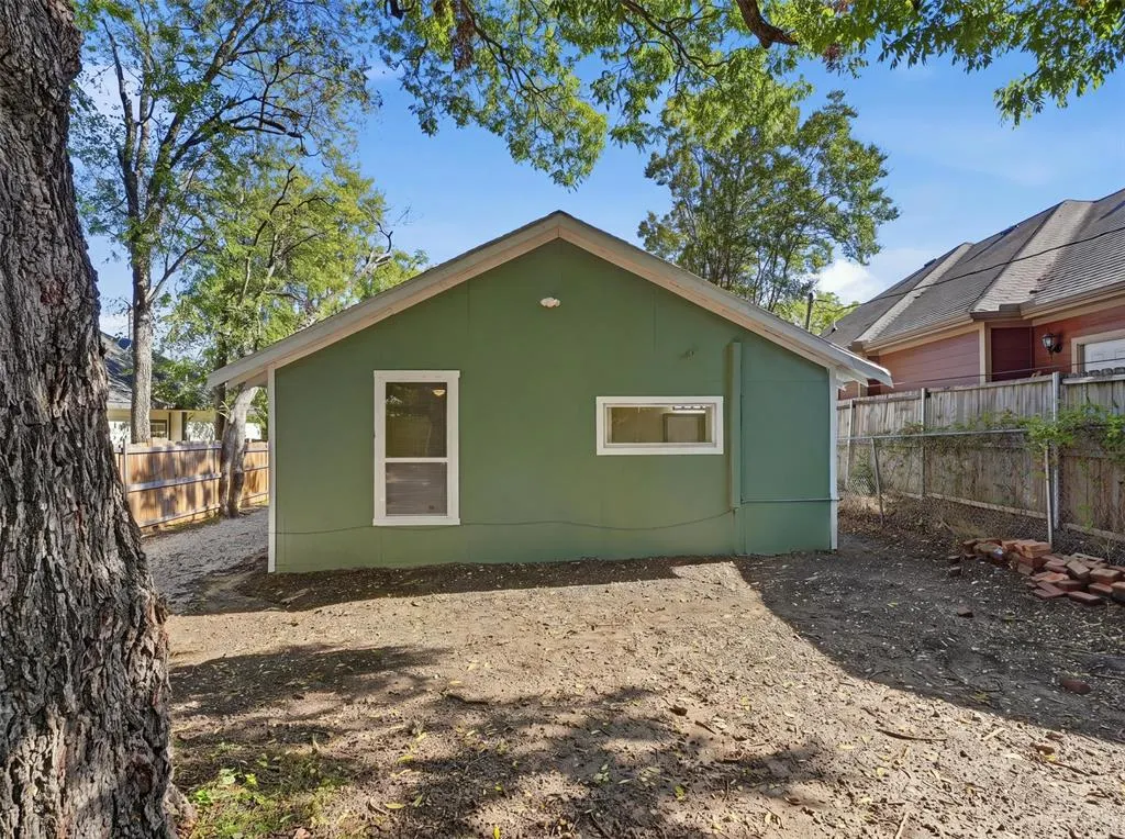 1419 E Waco Avenue