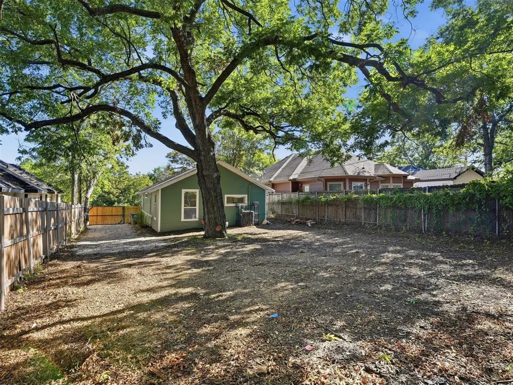 1419 E Waco Avenue