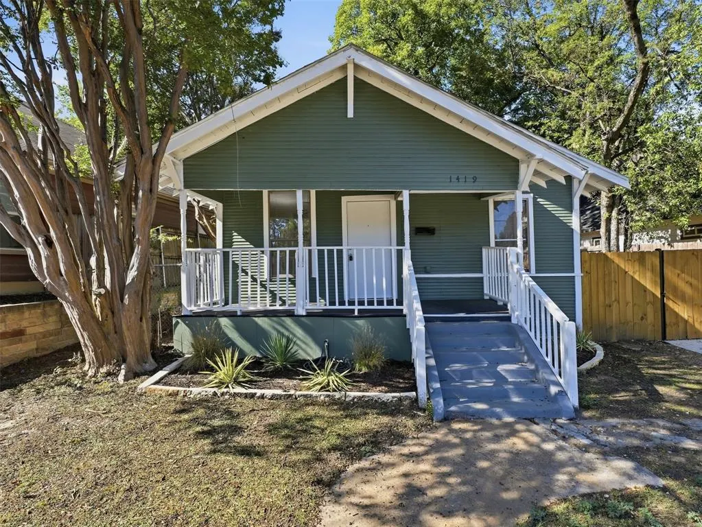 1419 E Waco Avenue