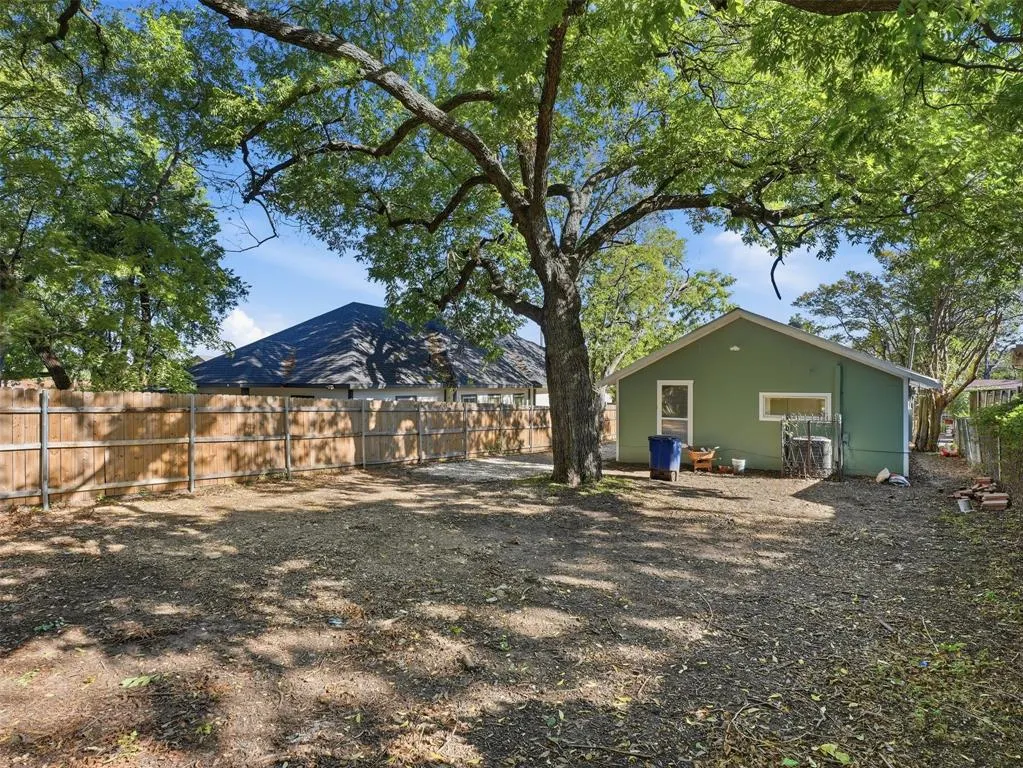 1419 E Waco Avenue