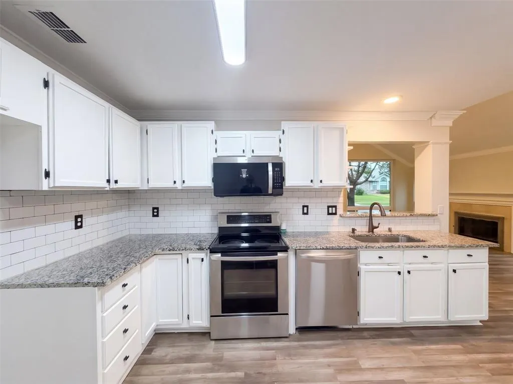 2228 Silverthorn Lane