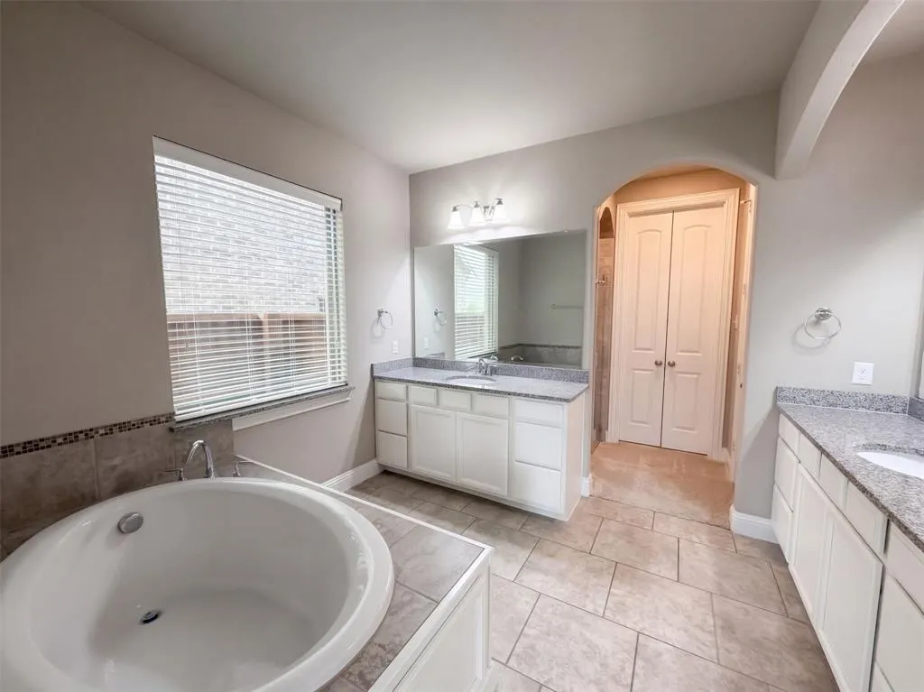 2228 Silverthorn Lane