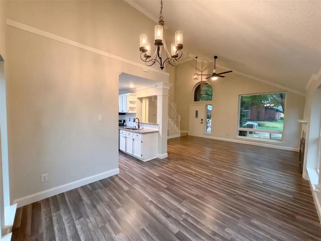 2228 Silverthorn Lane