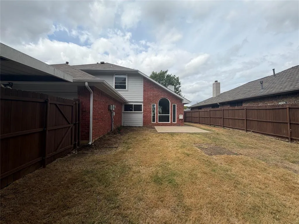 2228 Silverthorn Lane