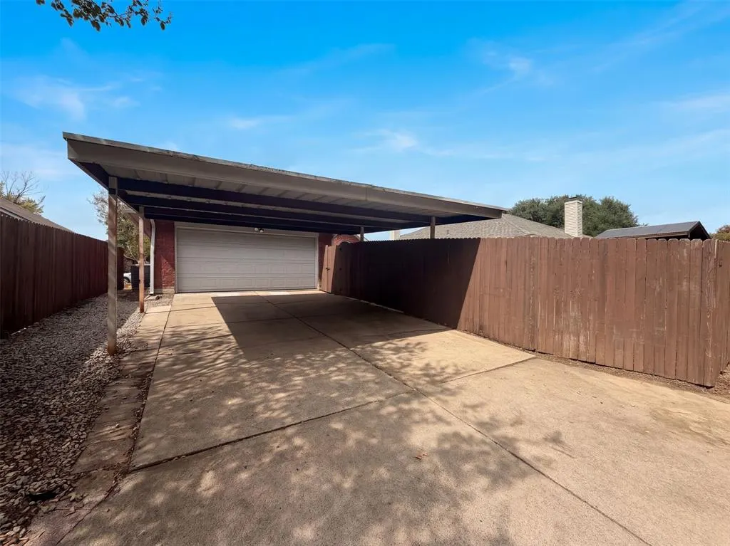 2228 Silverthorn Lane