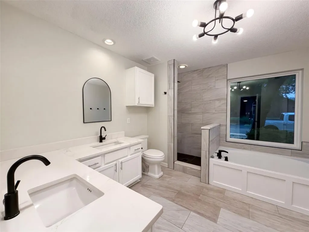 2228 Silverthorn Lane
