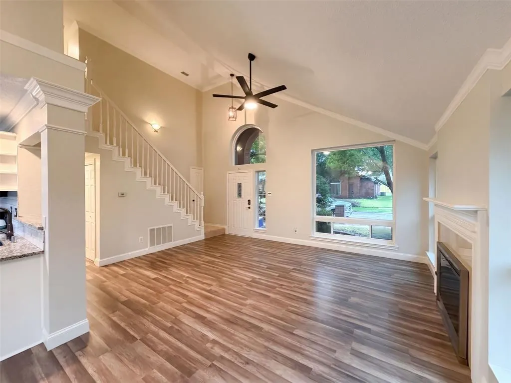 2228 Silverthorn Lane
