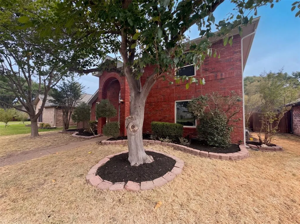 2228 Silverthorn Lane