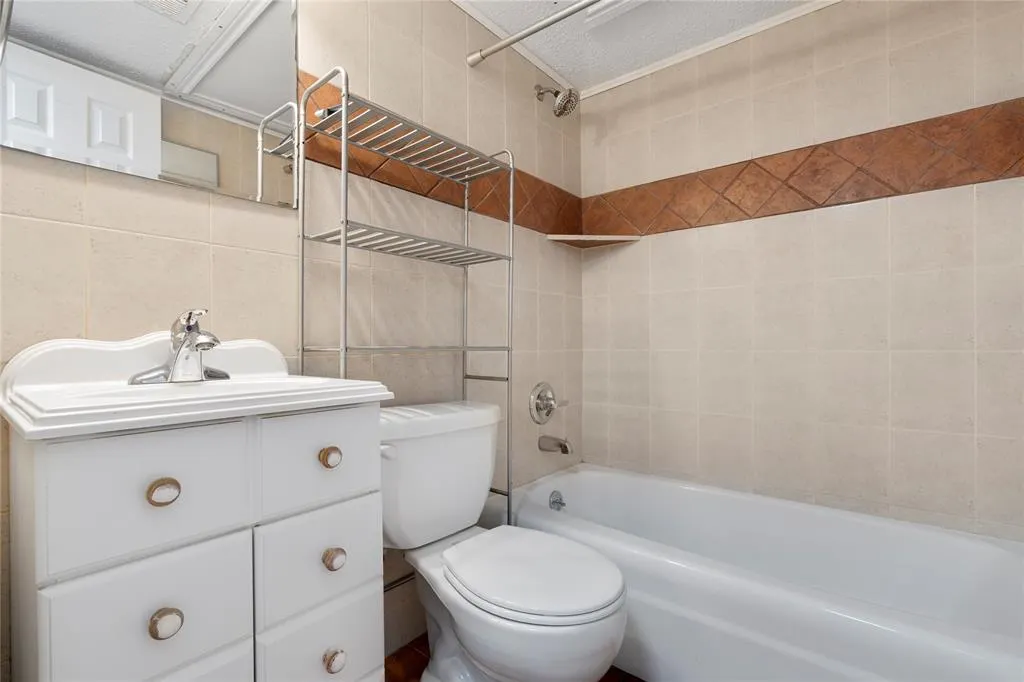 1207 W Wall Street #4
