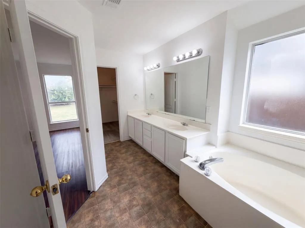 208 Comanche Trail