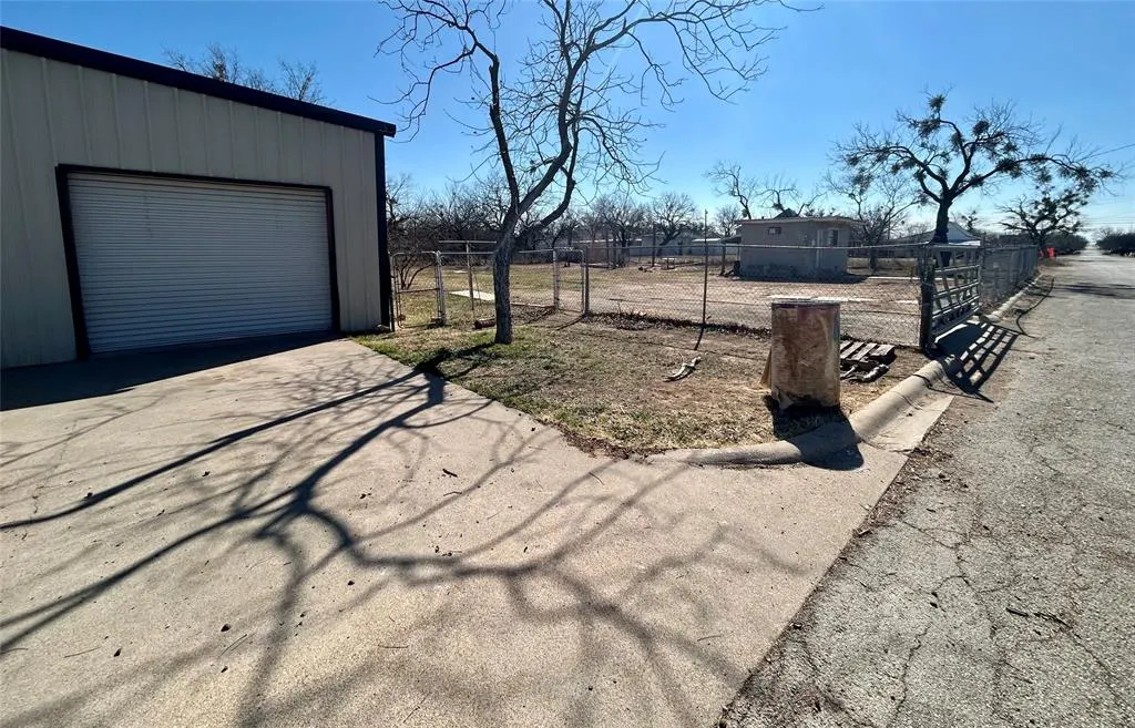 911 W Liveoak Street