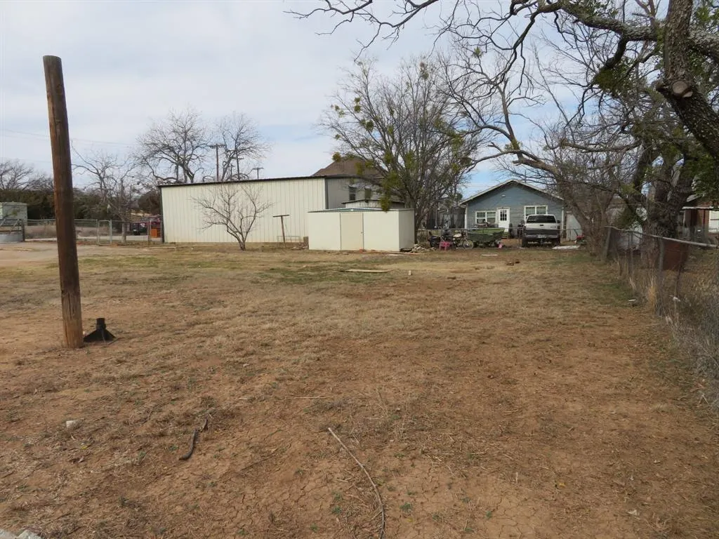 911 W Liveoak Street