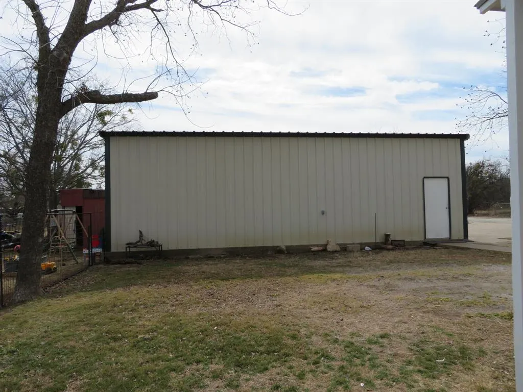 911 W Liveoak Street