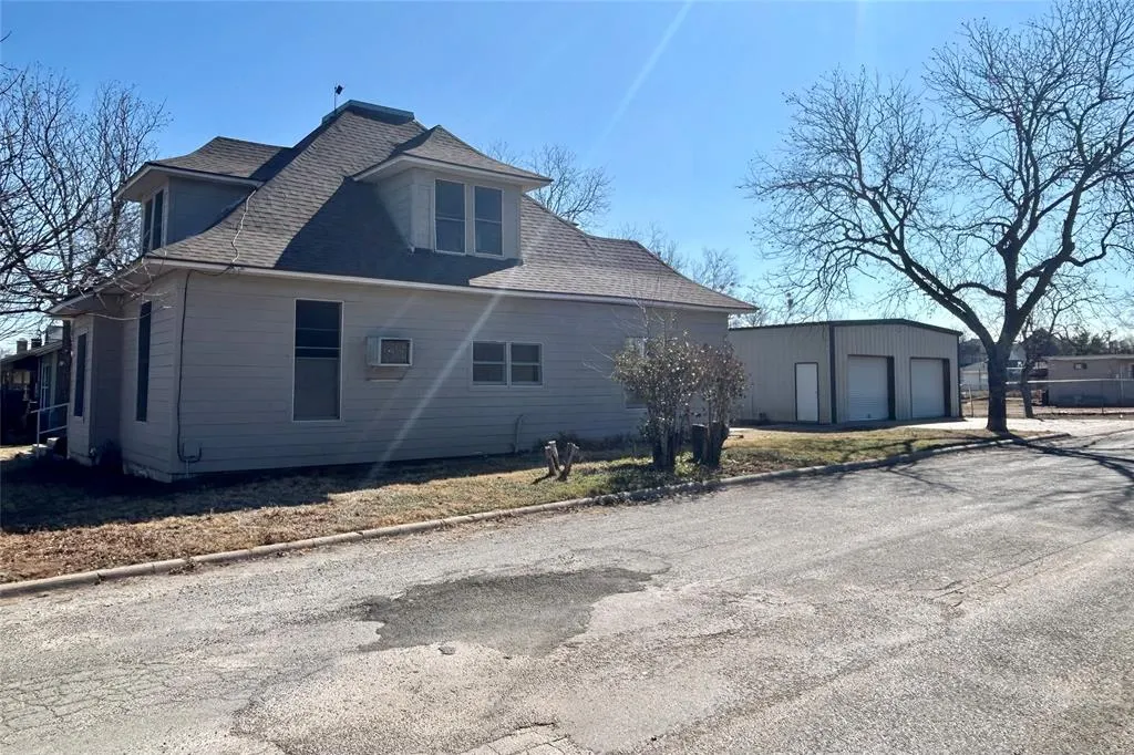 911 W Liveoak Street