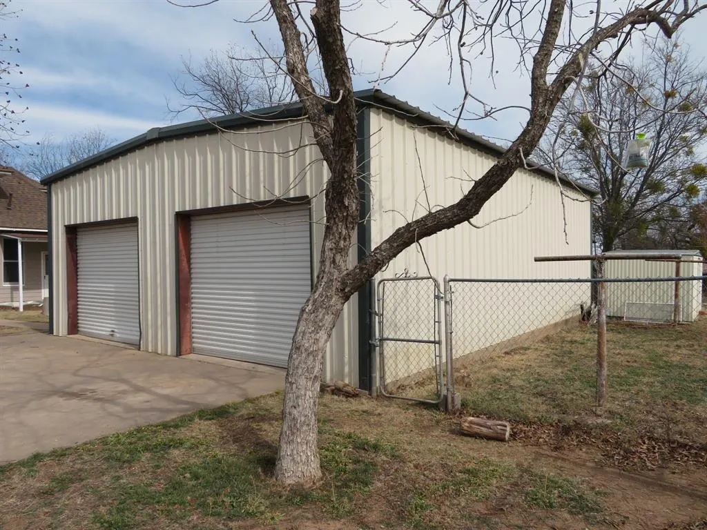 911 W Liveoak Street