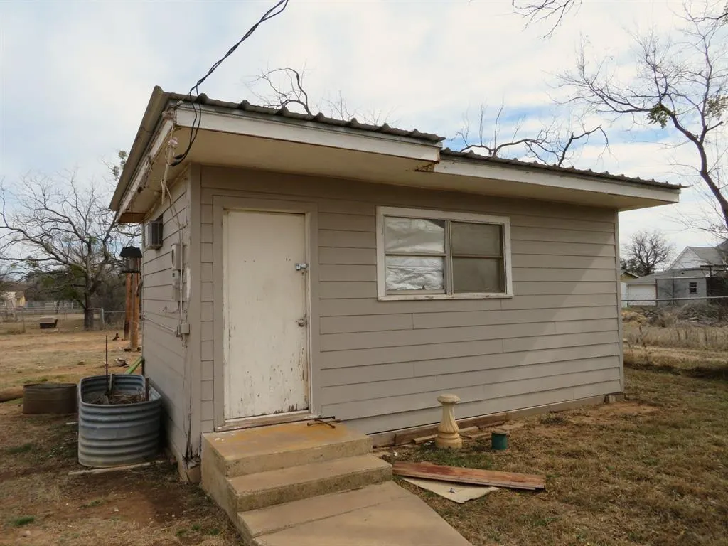 911 W Liveoak Street