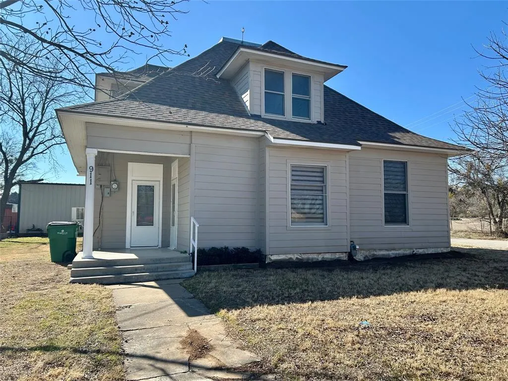 911 W Liveoak Street