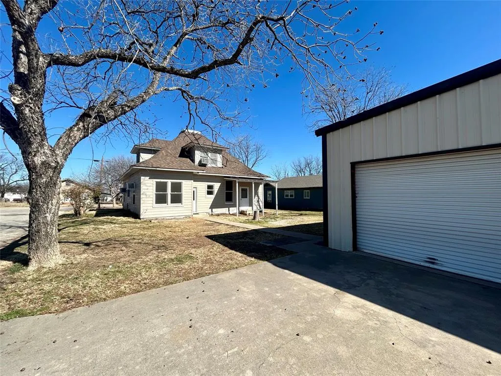 911 W Liveoak Street