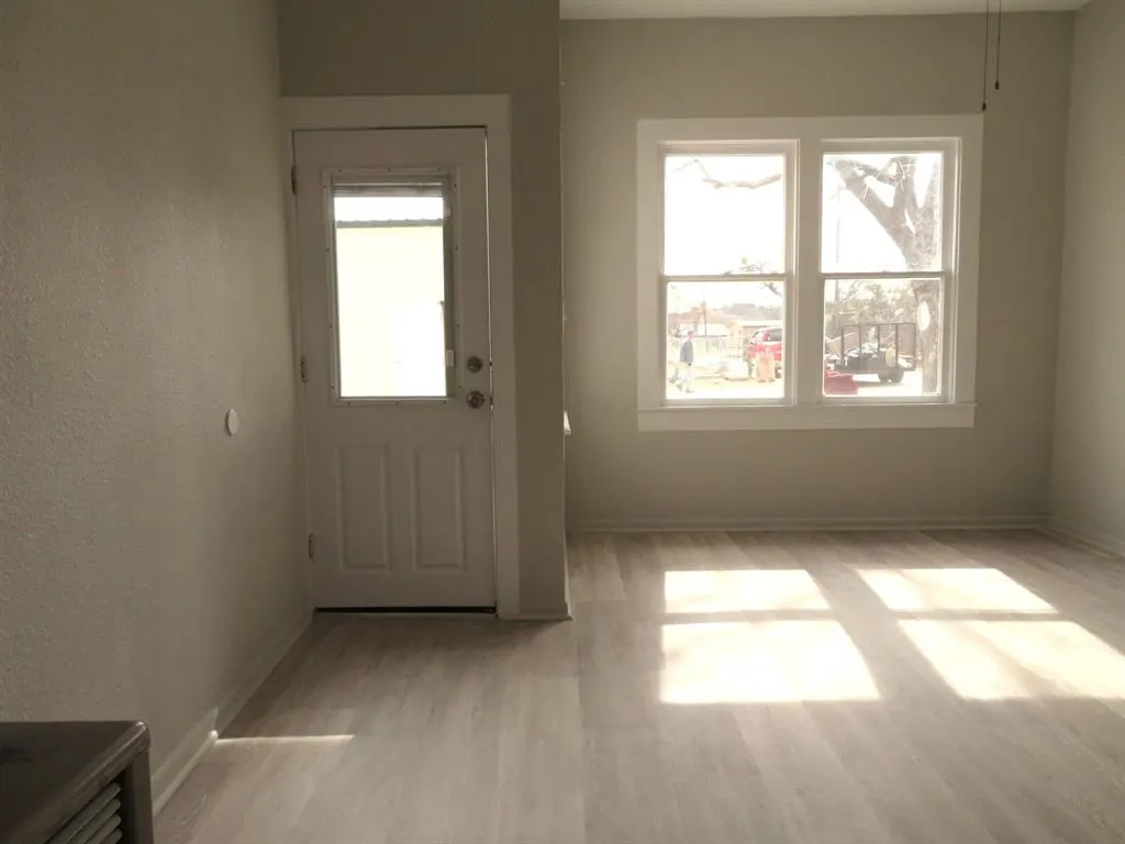 911 W Liveoak Street