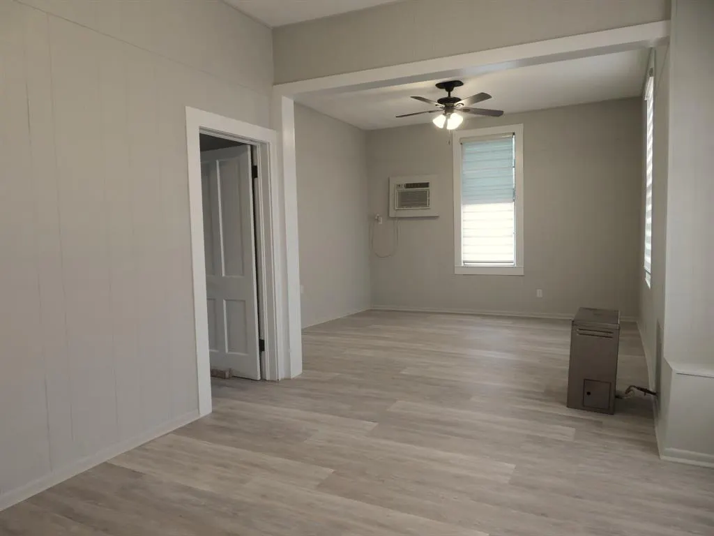 911 W Liveoak Street