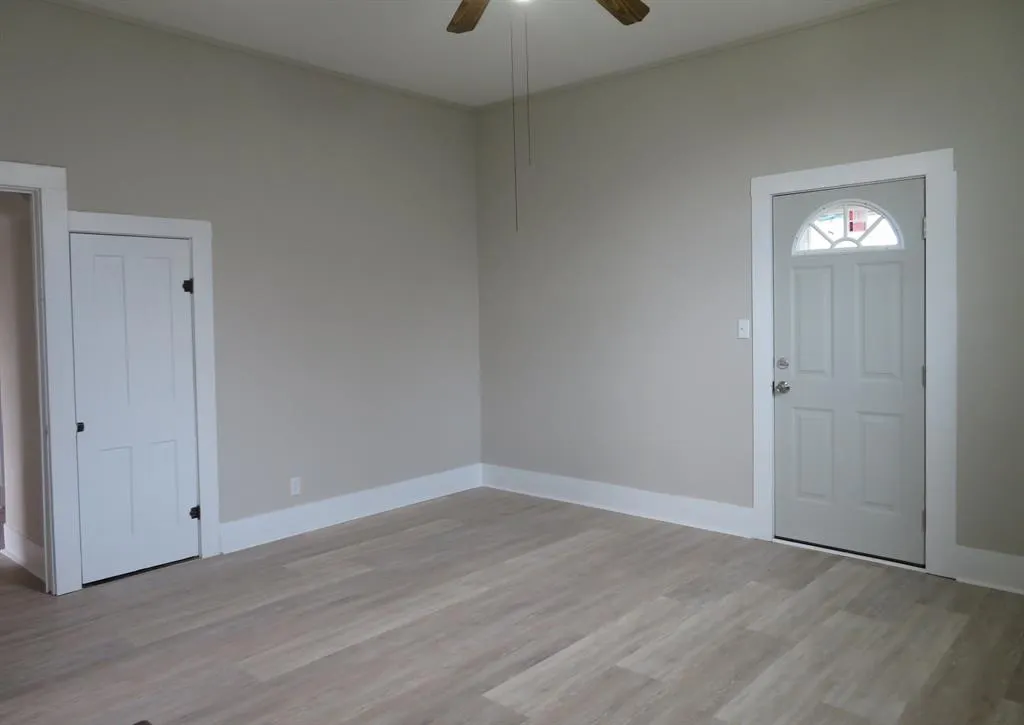 911 W Liveoak Street