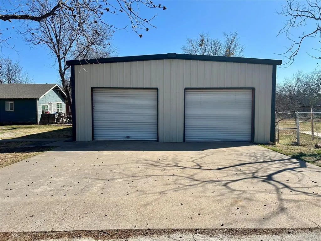 911 W Liveoak Street