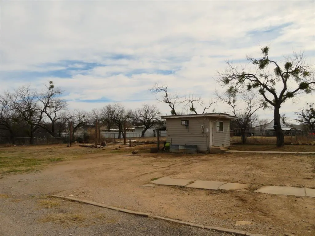 911 W Liveoak Street