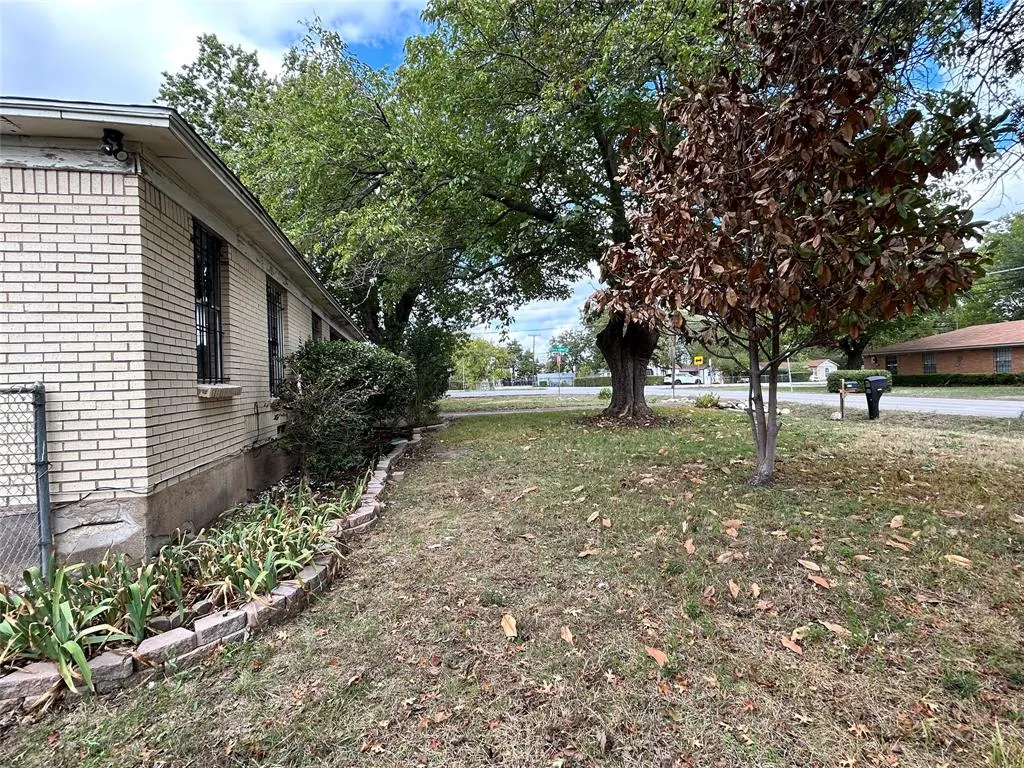 8407 Honeysuckle Lane