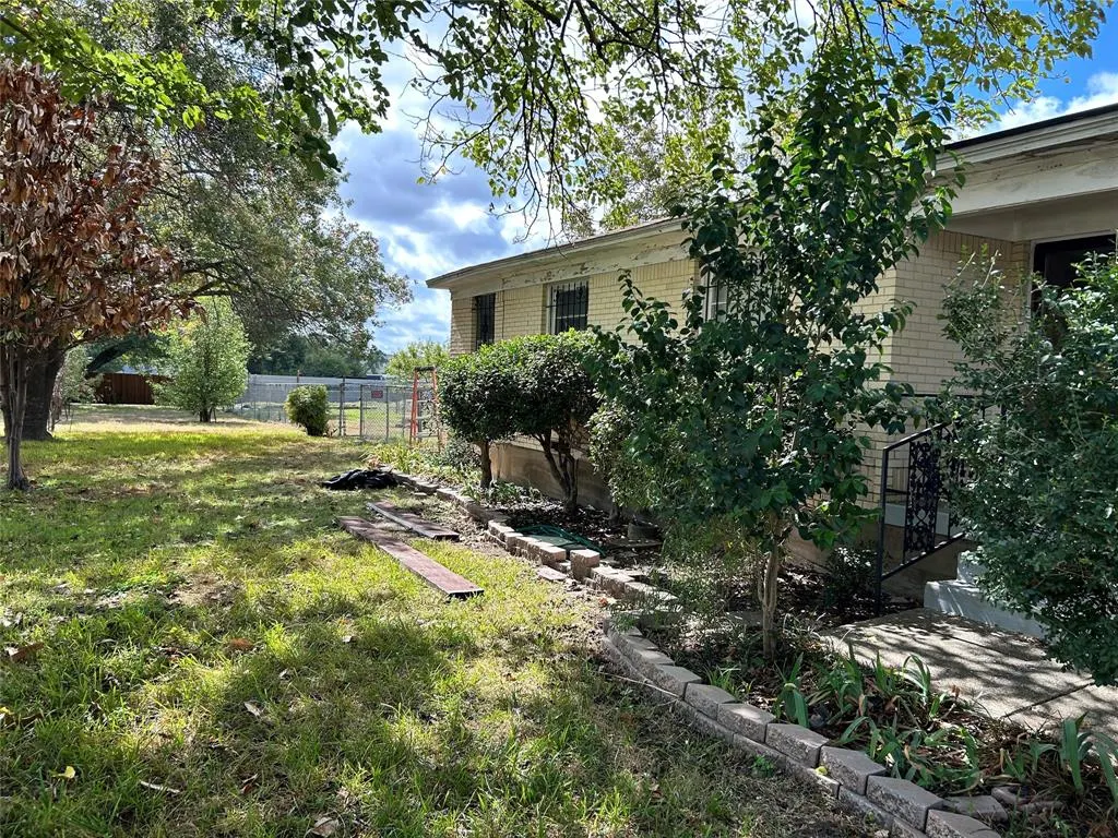 8407 Honeysuckle Lane