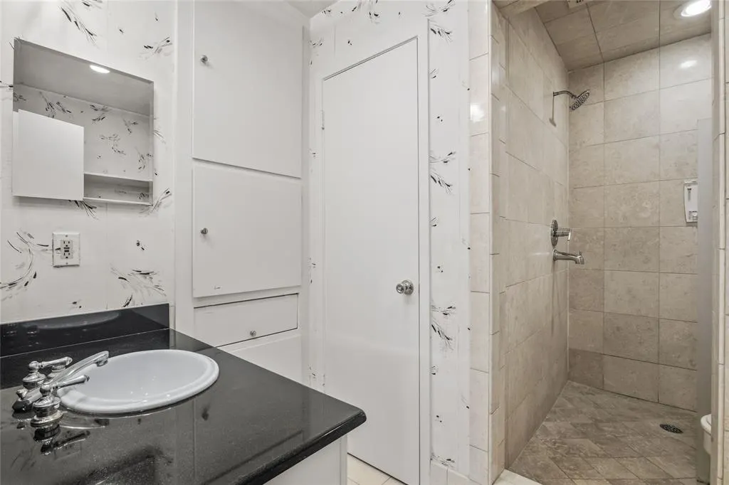 15721 mapleview