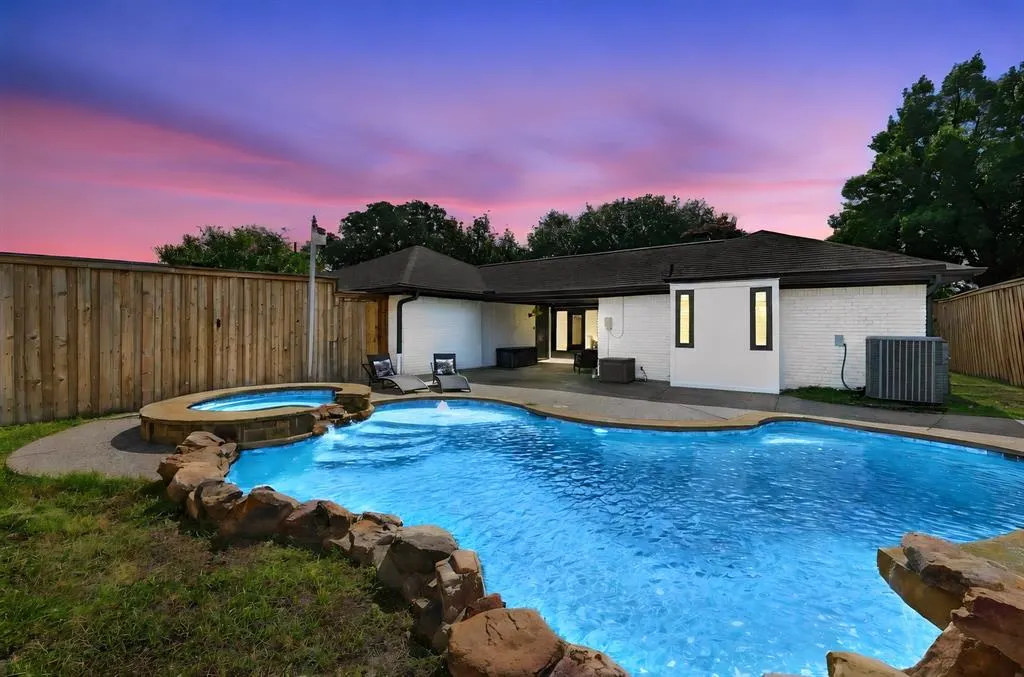 10255 Chimney Hill Lane