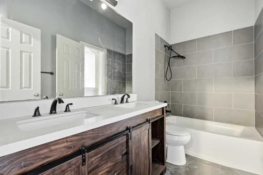 2621 Whispering Trail