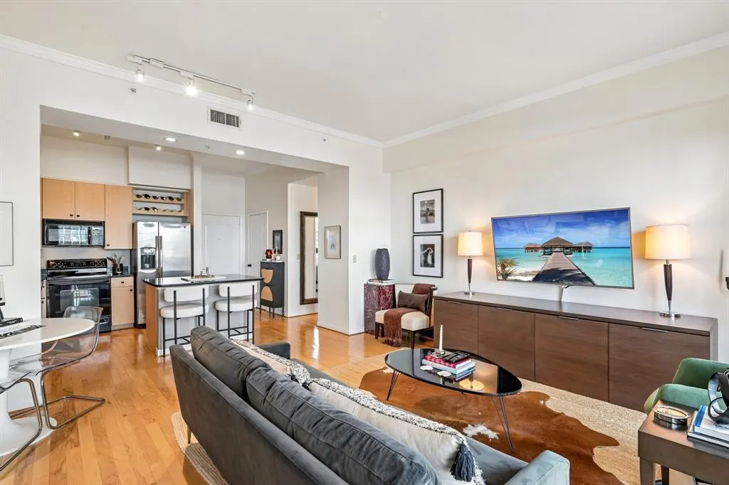 3225 Turtle Creek Boulevard #914